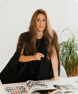 Une dirigeante à son bureau devant un catalogue ouvert