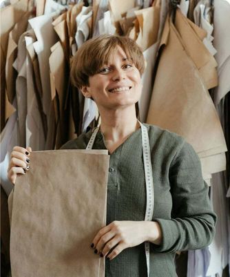 Une couturière dans son atelier