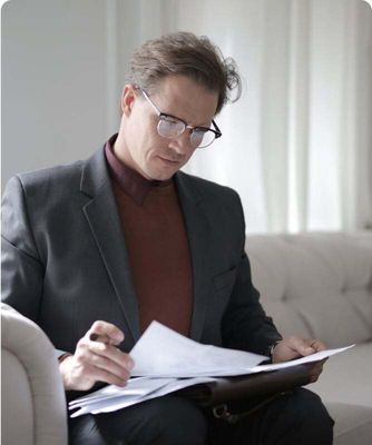 Un chef d’entreprise relisant des documents