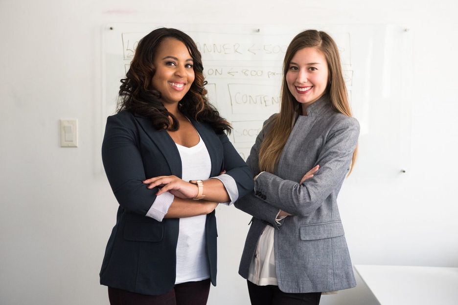 Une comptable examinant des documents avec un client