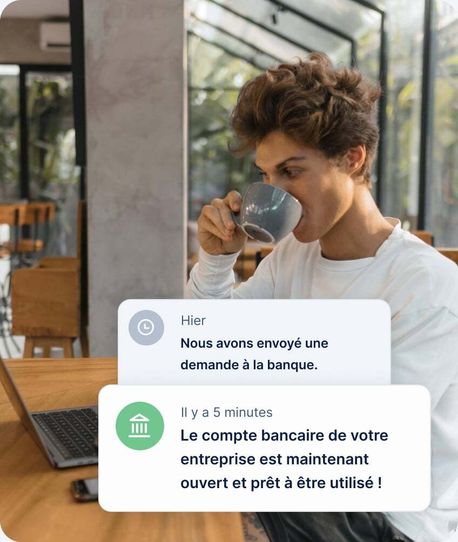 Un fondateur boit un café devant son ordinateur. Notifications EasyBiz : « Nous avons envoyé une demande à la banque. » et « Le compte bancaire de votre entreprise est maintenant ouvert et prêt à être utilisé ! »