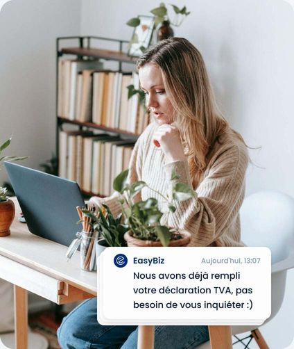 Une fondatrice au travail ; message EasyBiz dans le chat