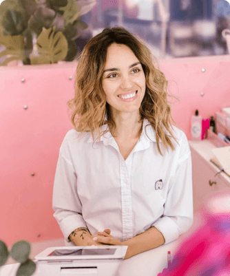 Une entrepreneuse indépendante souriante dans son institut de beauté