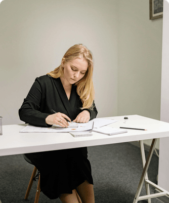 Un entrepreneur travaille sur son ordinateur portable