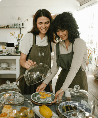 Deux gérantes de café servent des plats dans leur boutique