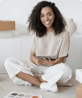 Une gérante de petite entreprise souriante avec une tablette