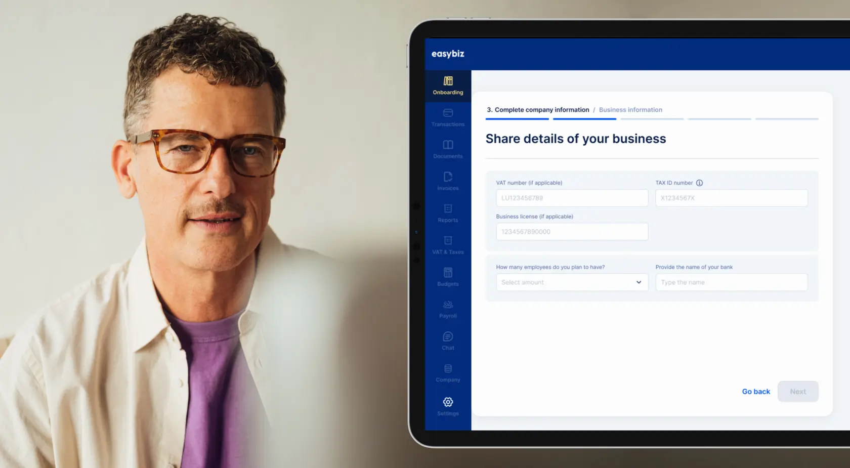 Un fondateur à côté d’une tablette affichant l’écran d’accueil de l’application EasyBiz